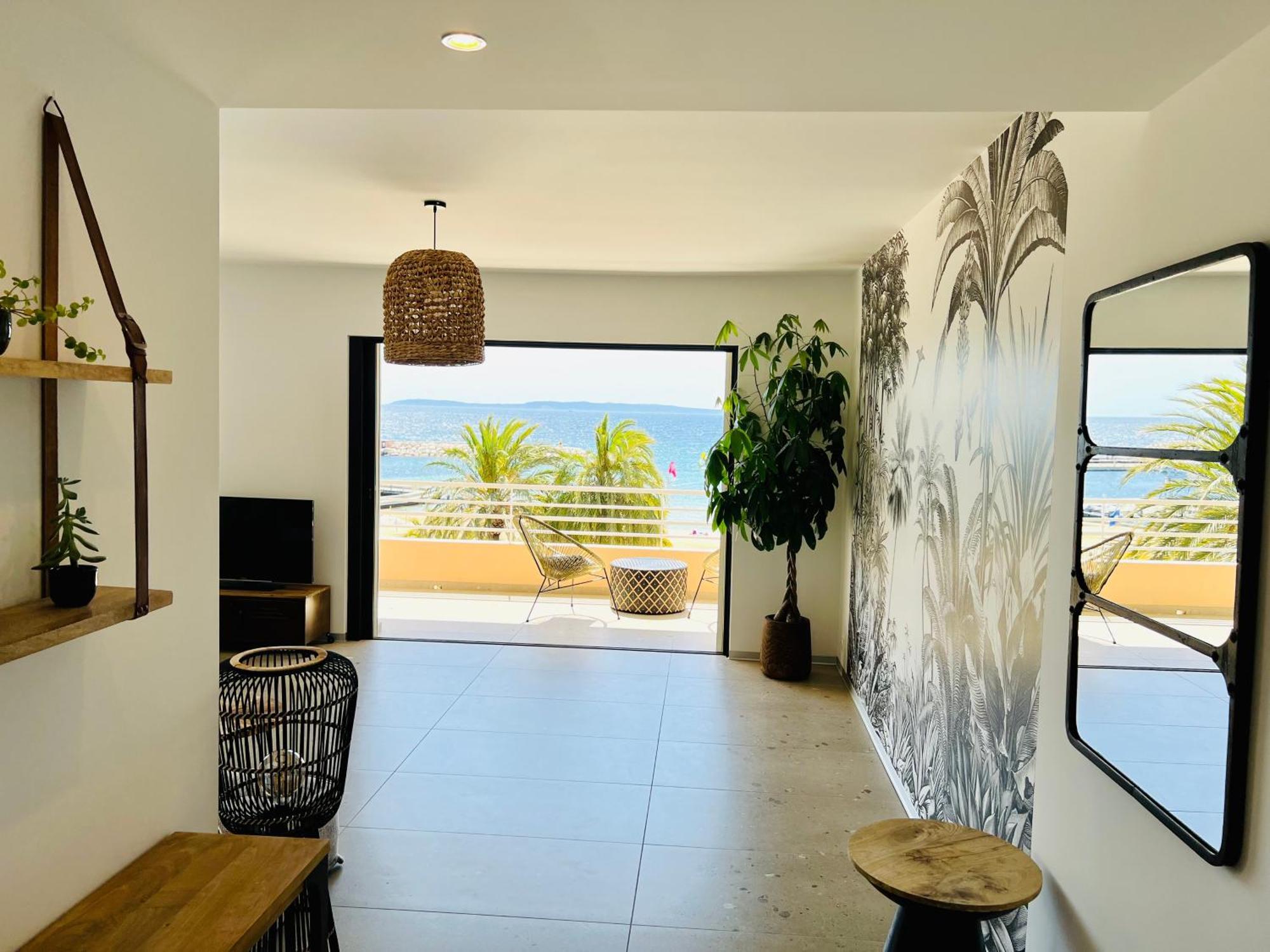 Appartement T3 Lumineux Traversant Totalement Neuf En Face De La Plage Front De Mer Vue Sur Les Iles Vue Mer Panoramique Assuree Residence De La Plage Centre Ville Du Lavandou 3Eme Etage Avec Ascenseur Appartement T3 Le Lavandou Exterior foto